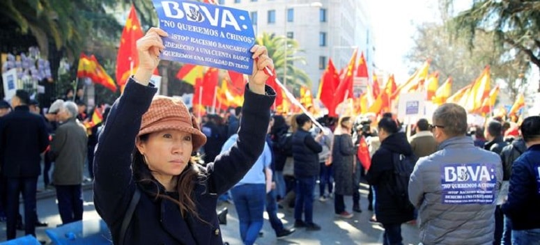 La comunidad china se manifiesta ante la Fundación BBVA contra el bloqueo de sus cuentas bancarias