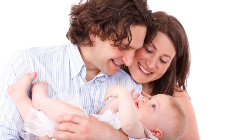Un juzgado reconoce el permiso parental retribuido de 8 semanas que aún no está en vigor