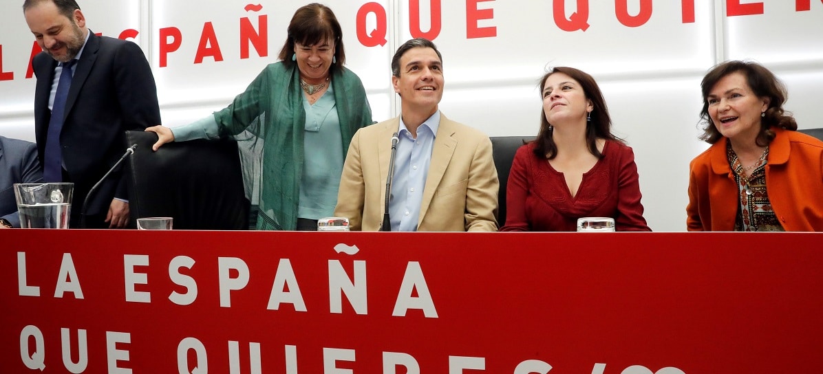 El PSOE se la vuelve a jugar a los pensionistas: Sánchez, como Zapatero, congela las pensiones