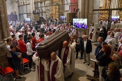 Cientos de personas despiden en la catedral de Zamora a su obispo, fallecido el viernes
