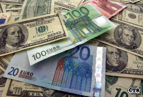 El euro, por la mínima, por encima de la paridad con el dólar