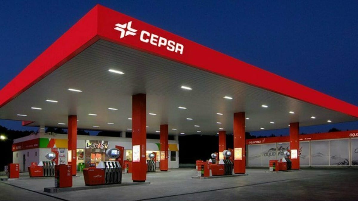 La subida del petróleo llena la caja de Repsol y Cepsa y vacía el bolsillo de los consumidores