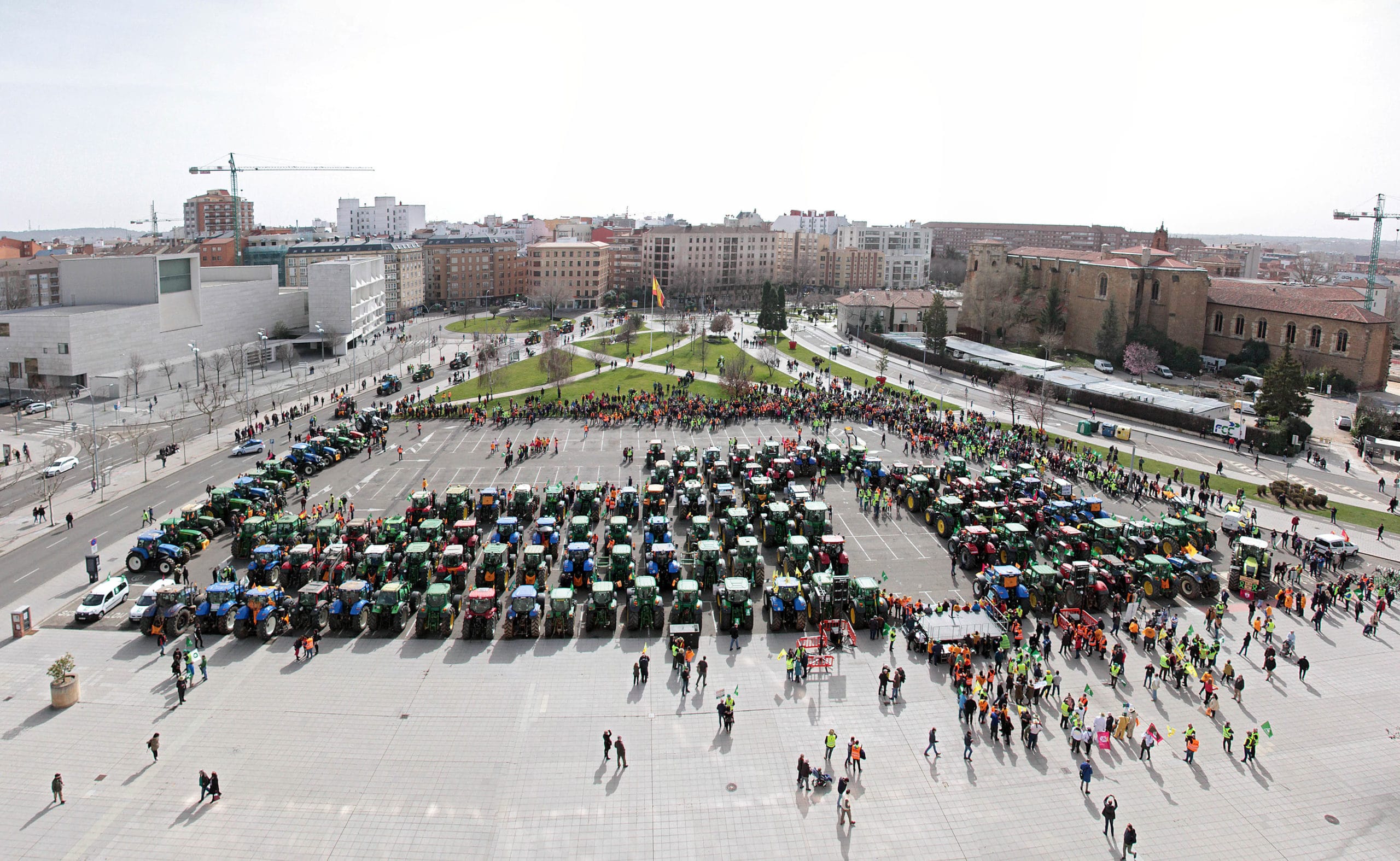 Miles de personas siembran León de tractores en la movilización del campo