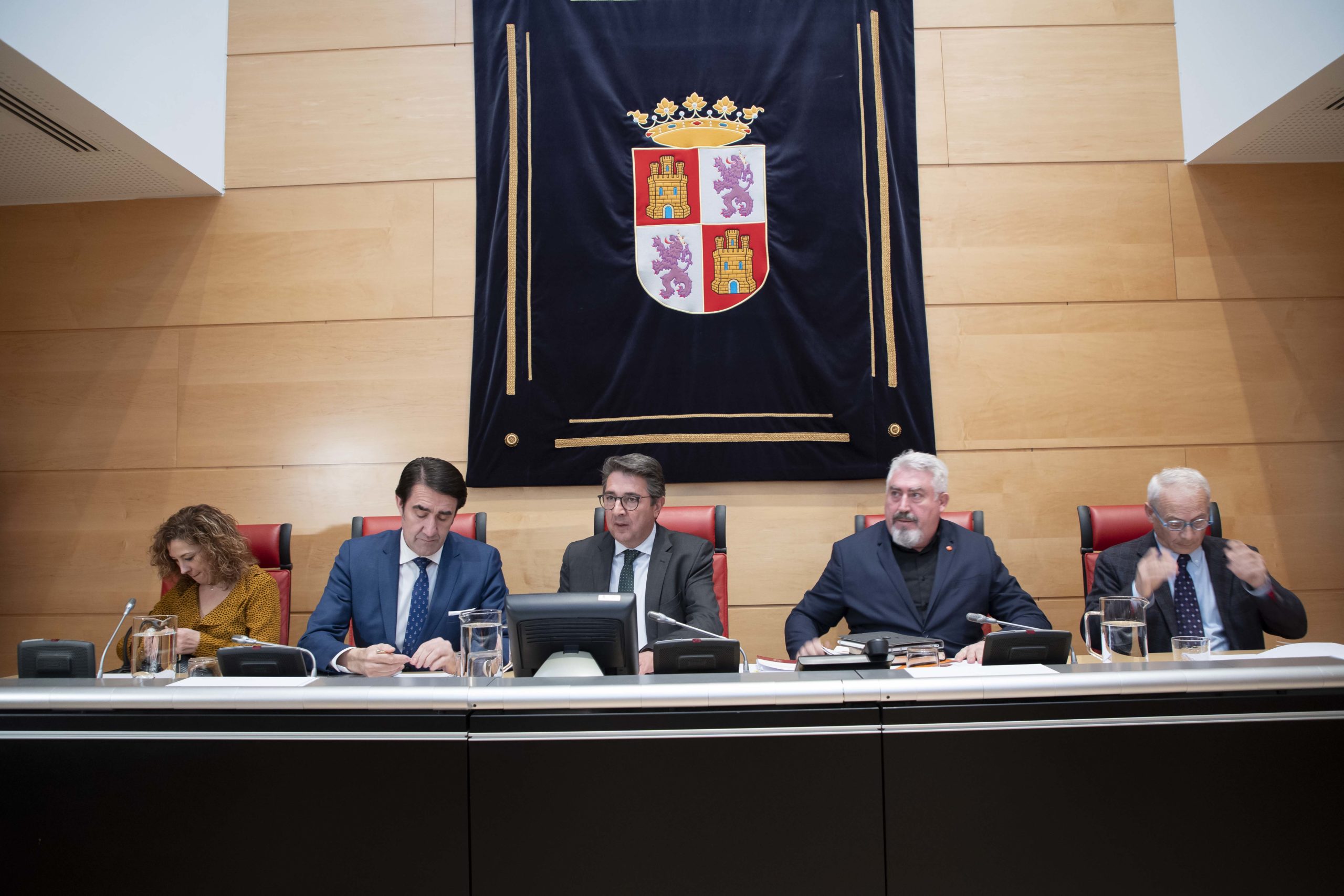 Suárez-Quiñones defiende la legalidad y el precio de la venta de los todoterreno