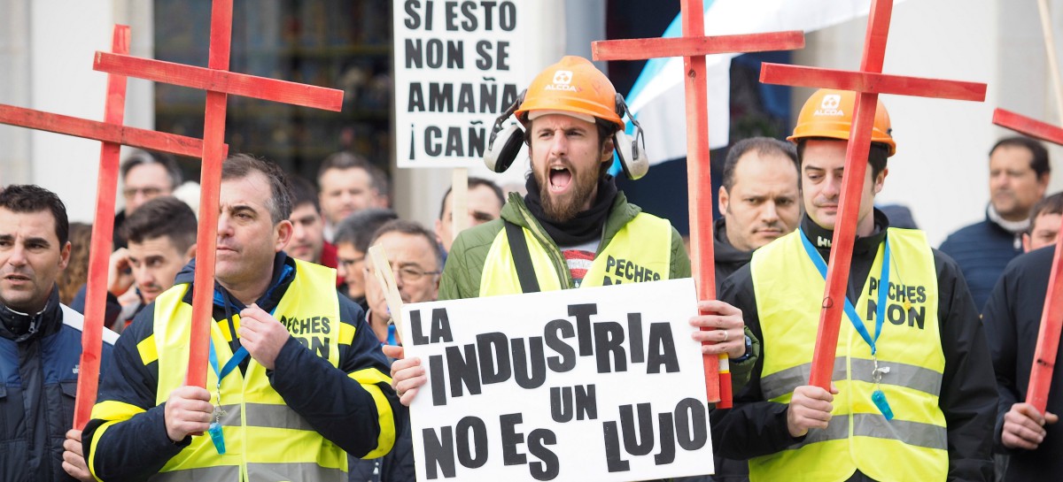Los trabajadores de Alcoa en San Ciprián, Lugo, se manifiestan contra el estatuto electrointensivo de Maroto