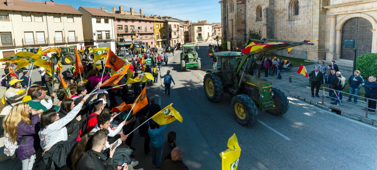 Miles de agricultores y cientos de tractores toman las calles y exigen al Gobierno menos palabrería  y más medidas