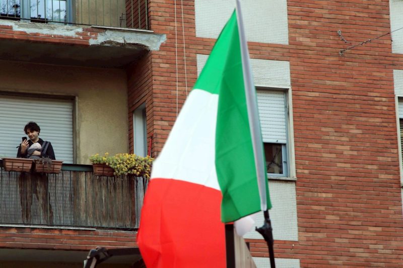 Italia cierra desde hoy entre polémica las empresas no esenciales