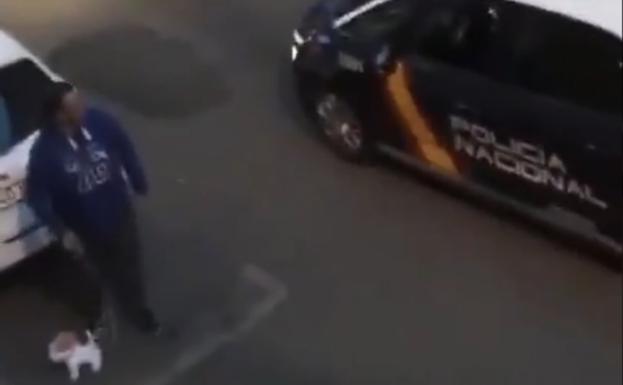La Policía sorprende a un hombre que paseaba un perro de peluche en Palencia