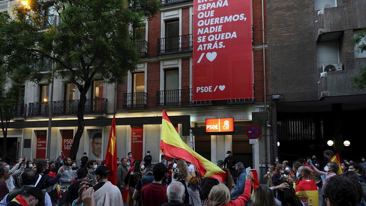 Las protestas contra el Gobierno se extienden y Ferraz, sede del PSOE en Madrid, es el epicentro