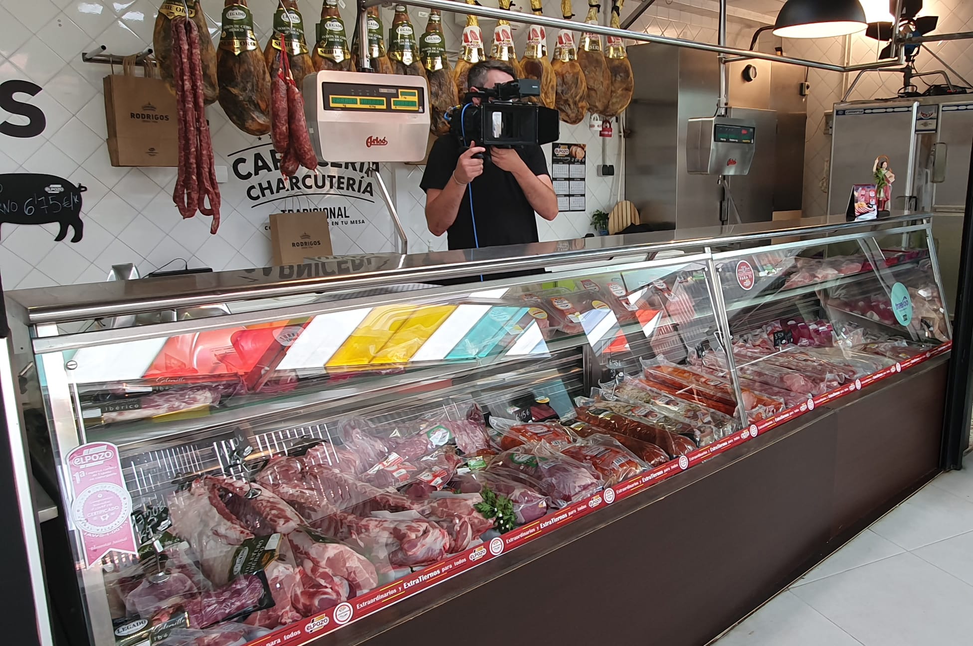  Imágenes del rodaje de la miniserie de El Pozo Alimentación en el Mercado de Abastos de Alhama de Murcia. 