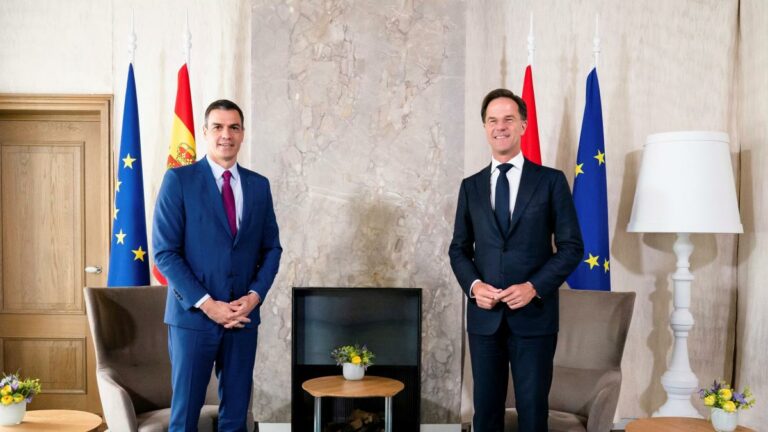 El primer ministro holandés, Mark Rutte (d), recibe este lunes en La Haya al presidente español, Pedro Sánchez.