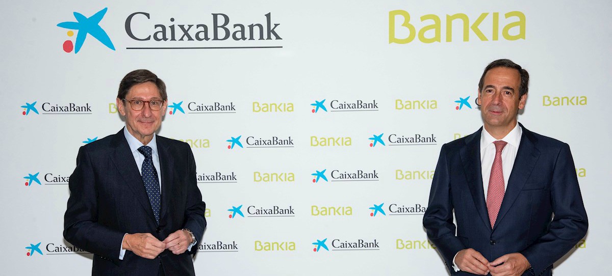 El fondo BlackRock confía en la fusion Caixabank-Bankia y sube su participación