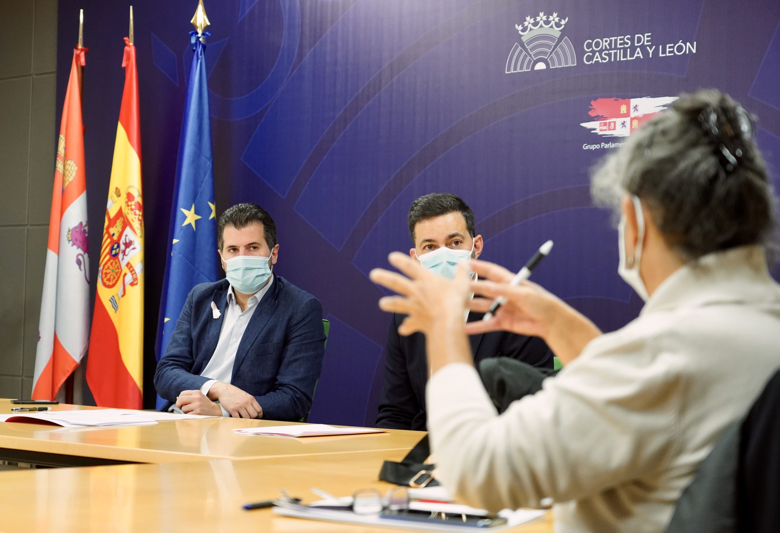 El PSOE y plataformas sanitarias insisten en volver a la atención presencial