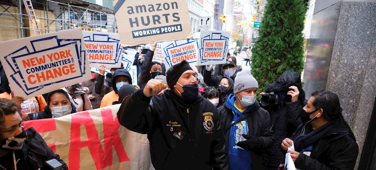 Protestas ante la casa de Jeff Bezos por las prácticas monopolistas y laborales de Amazon