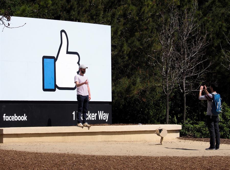 Facebook dispara sus beneficios, pero alerta ante los cambios en el iPhone