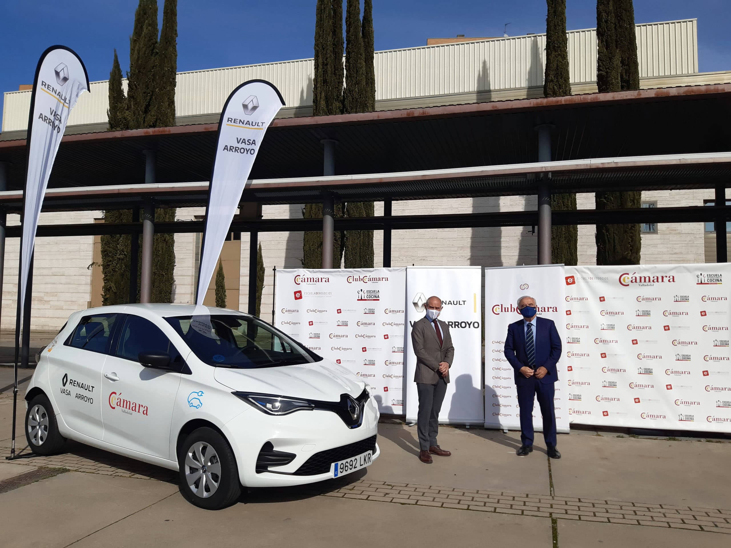 vino Turbulencia Es Los concesionarios Renault Vasa Arroyo donan un eléctrico a la Cámara de  Comercio de Valladolid