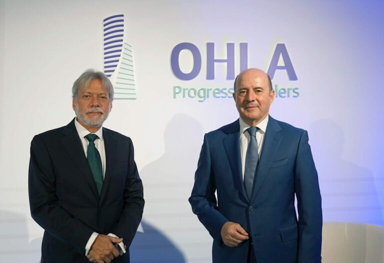 El presidente de OHLA, Luis Amodio (i), y el CEO de OHLA, José Antonio Fernández Gallar (d), este martes durante la presentación de la nueva identidad corporativa de la compañía
