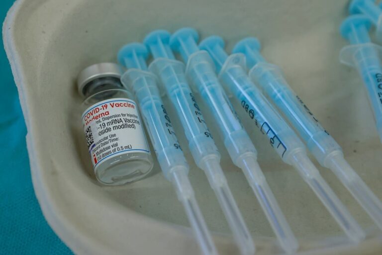 El Corte Inglés, Acciona y Santander vacunan contra la covid desde sus propios centros a través de su personal sanitario.
