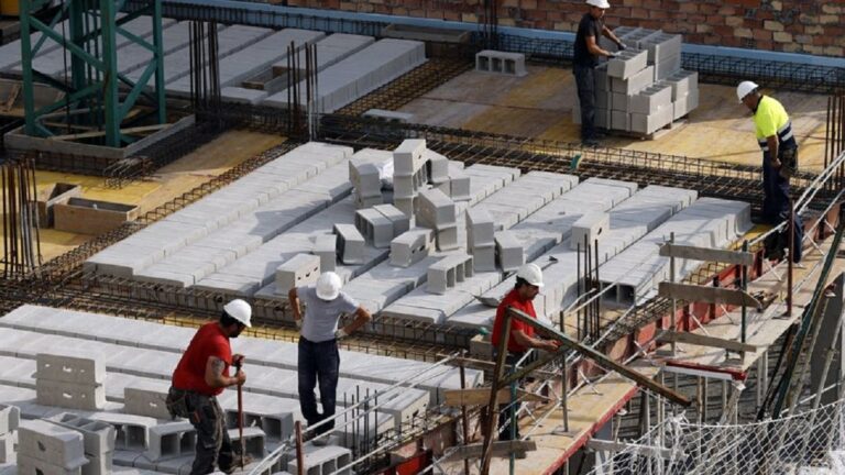 El empleo crece en 233.056 personas y el paro marca otra caída histórica