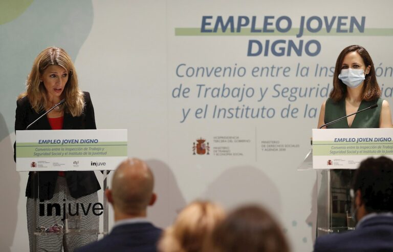 La ministra de Trabajo, Yolanda Díaz (i), y la ministra de Derechos Sociales, Ione Belarra (d), en el Instituto de la Juventud en Madrid. EFE/ J.P. Gandul