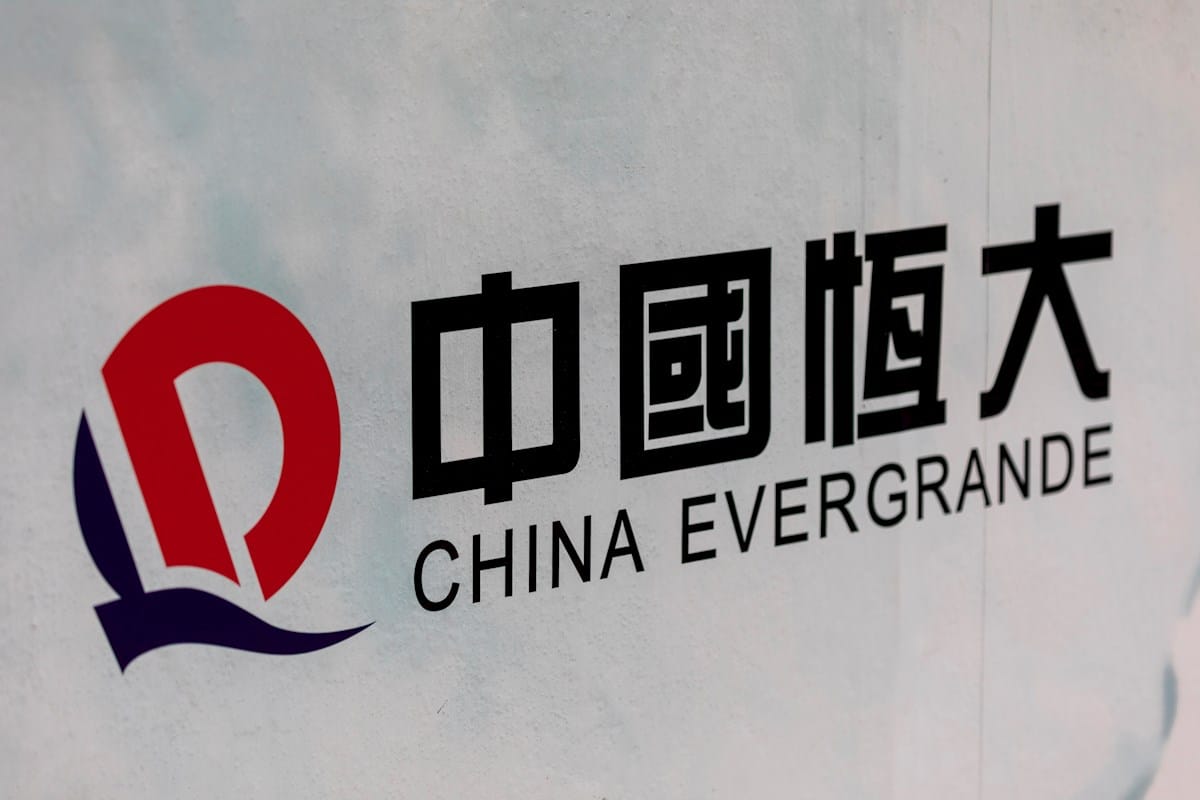 El hundimiento del endeudado gigante chino Evergrande