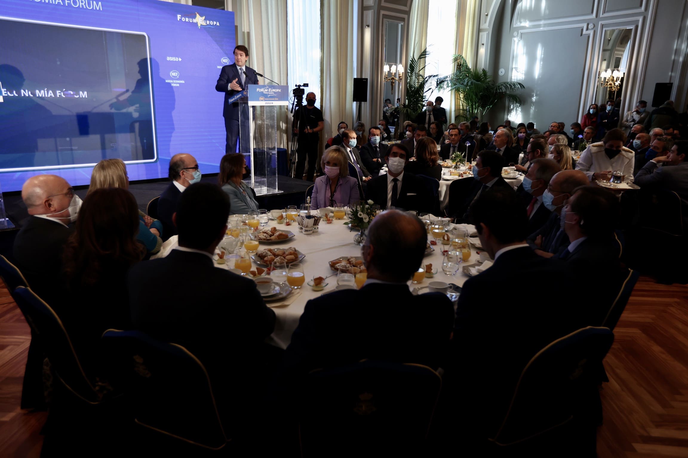 Mañueco alerta de que las iniciativas laborales del Gobierno son «nubarrones» en la recuperación económica