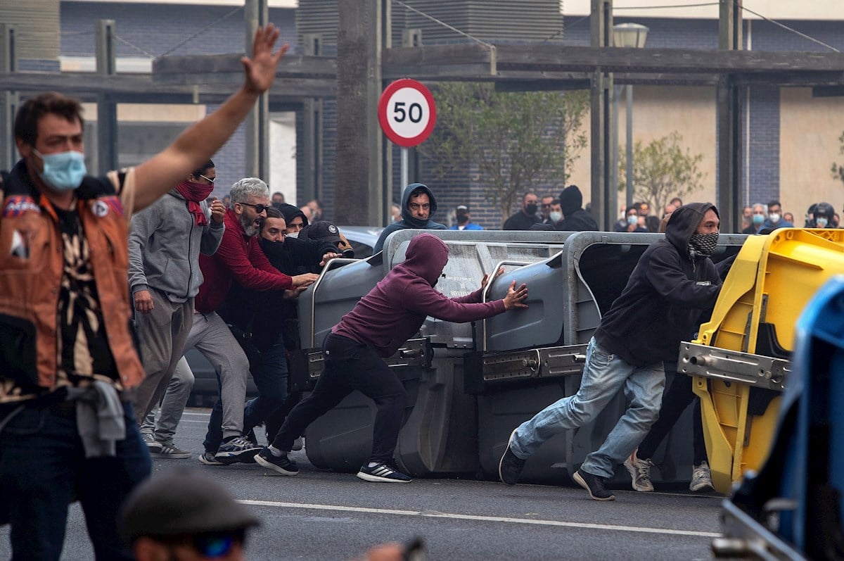 Graves enfrentamientos y disturbios en la nueva manifestación de los trabajadores del metal en Cádiz