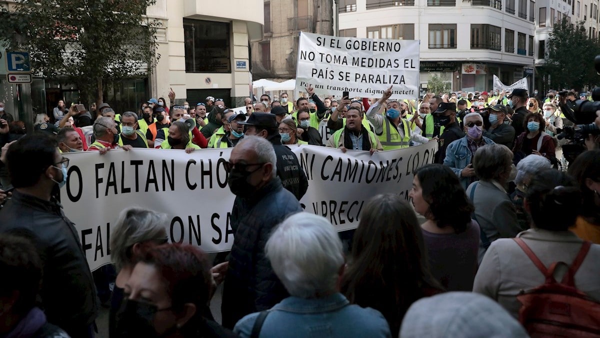 Los transportistas amenazan al Gobierno con ‘parar el país’ mientras CCOO y UGT callan