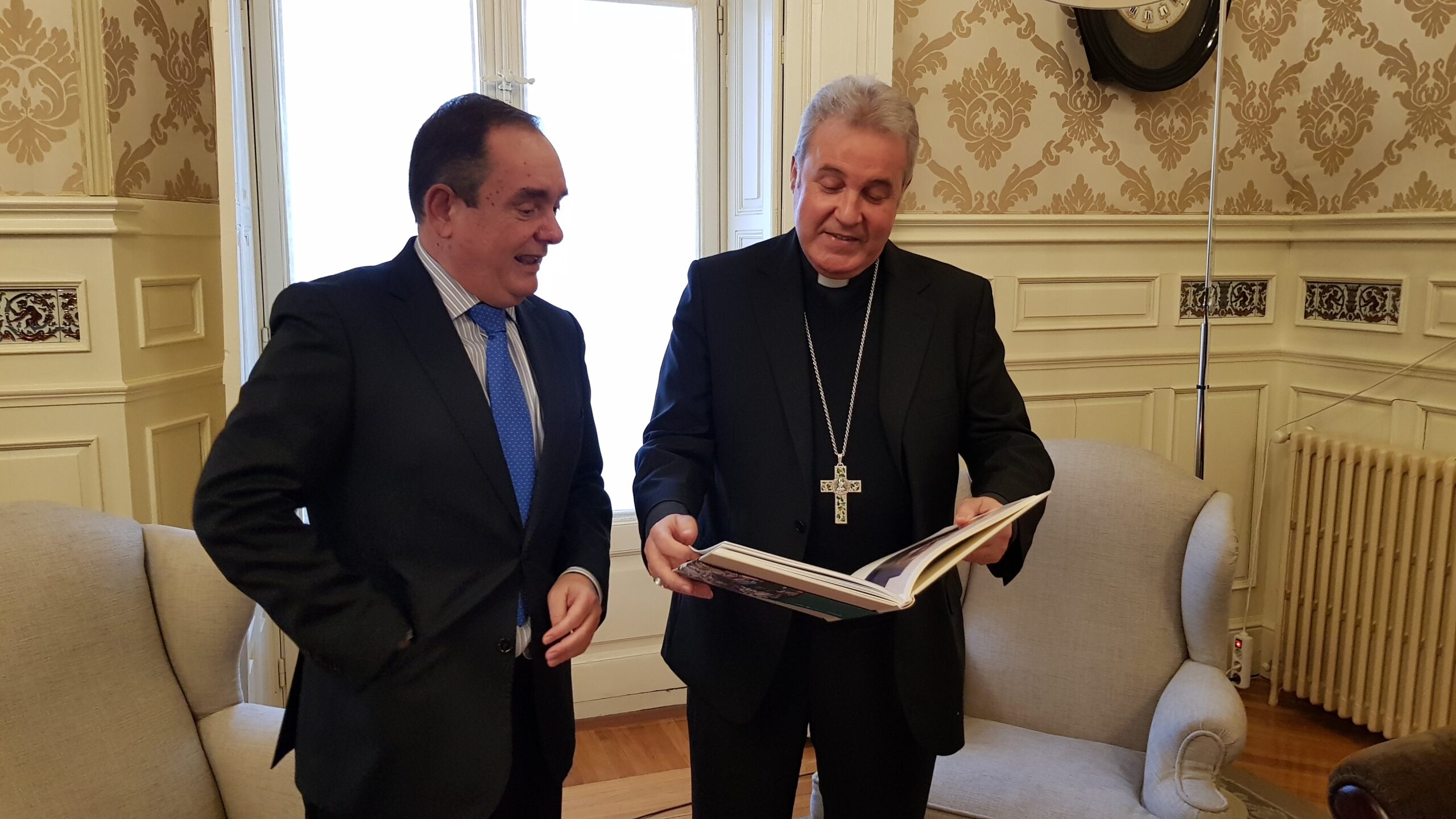Cajaviva Caja Rural presenta al arzobispo de Burgos el libro ‘Una catedral viva’