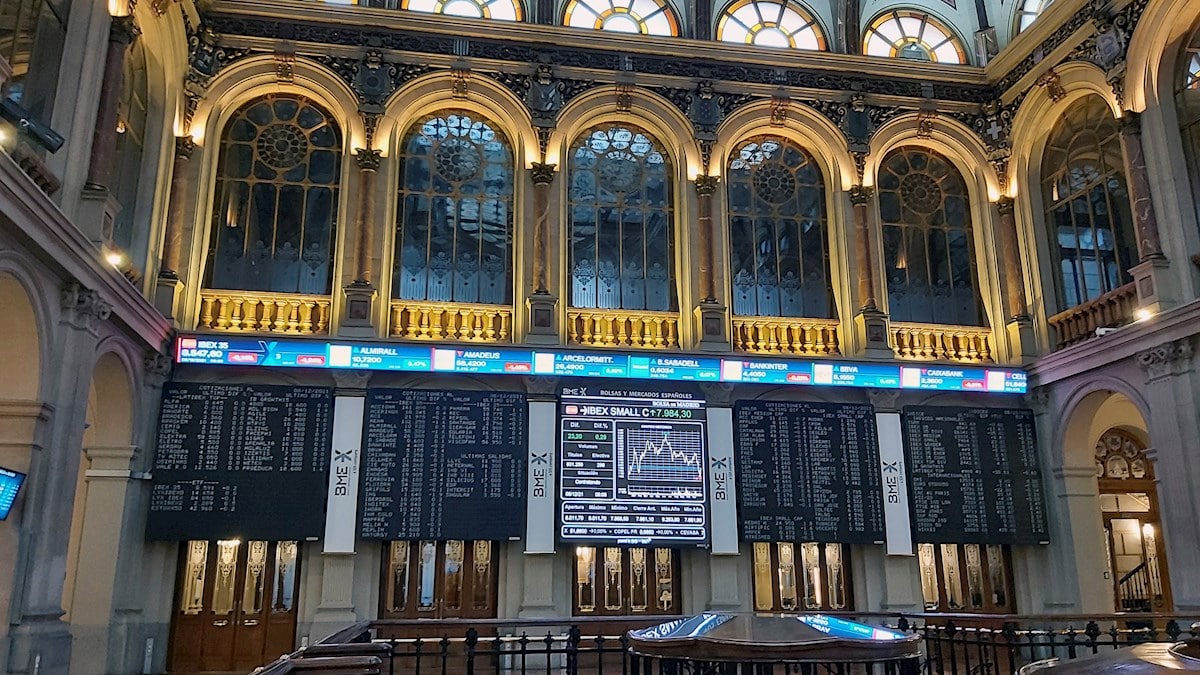 El IBEX 35 pierde el 8.500 por Inditex, Banco Santander y Telefónica