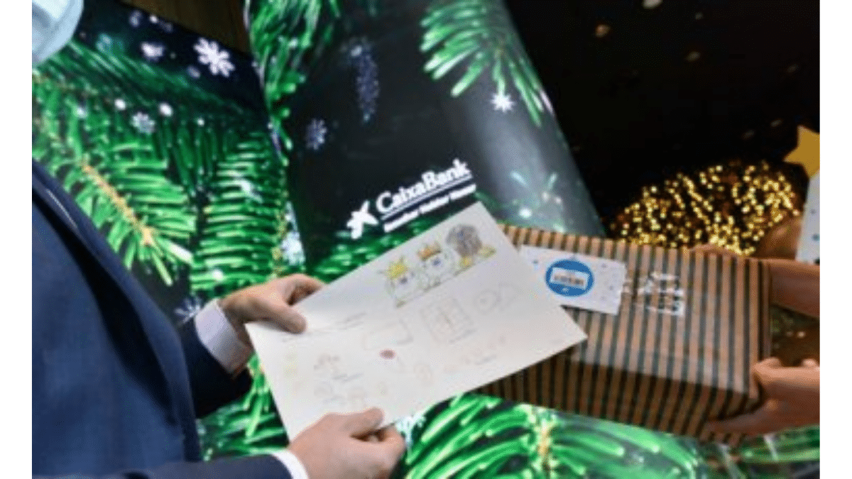 CaixaBank reparte más de 26.400 regalos de Navidad a menores en situación de pobreza