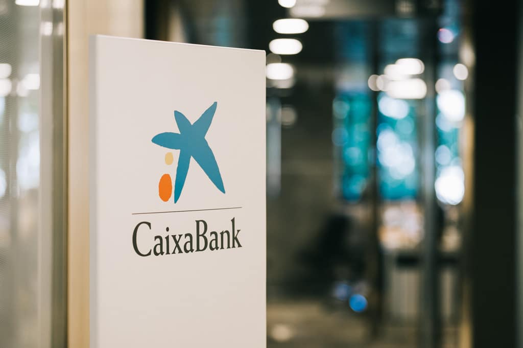 CaixaBank ajusta ligeramente a la baja su resultado de 2022