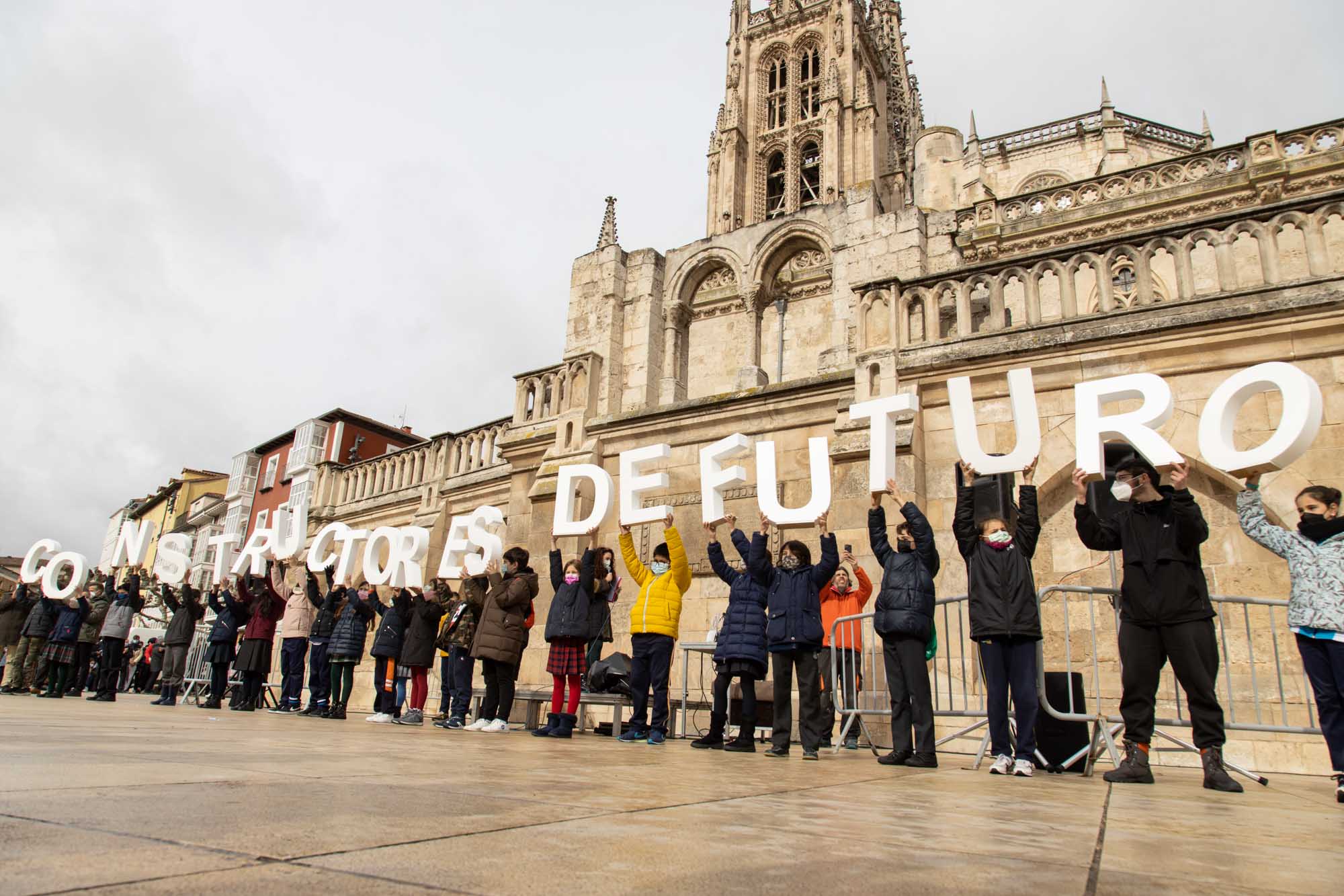 Escuelas Católicas ‘abraza’ la catedral de Burgos por la paz en Ucrania