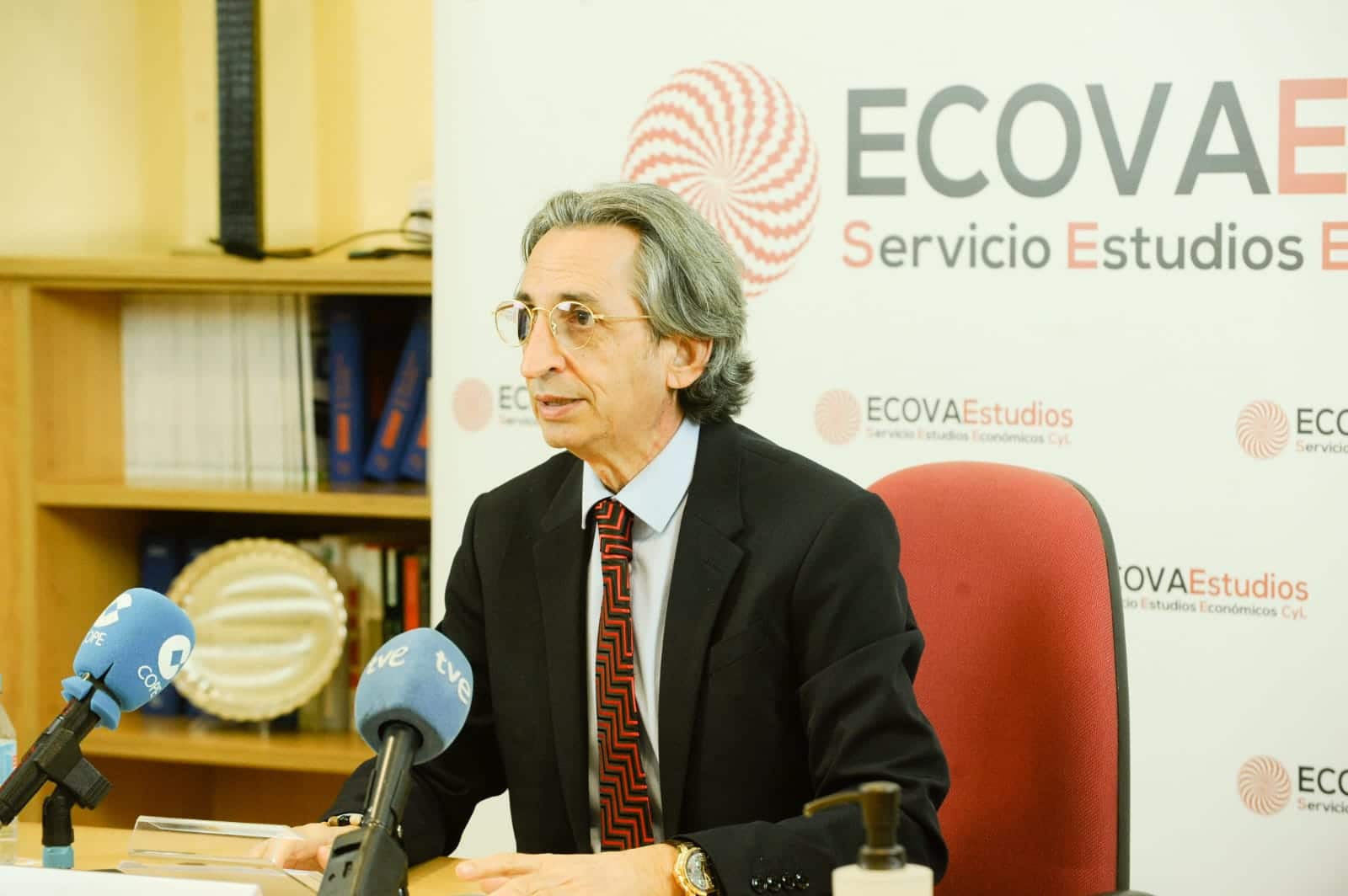 El Colegio de Economistas pide actuar «con urgencia» ante el riesgo de «estanflación»