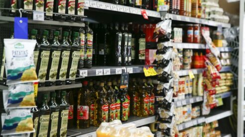 El Gobierno suprime el IVA del 5% para el aceite de oliva pero mantiene el 10% para carne, pescado y conservas