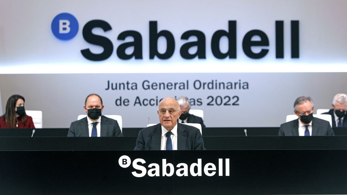 El Banco Sabadell estudia subir el dividendo tras su buena marcha en solitario