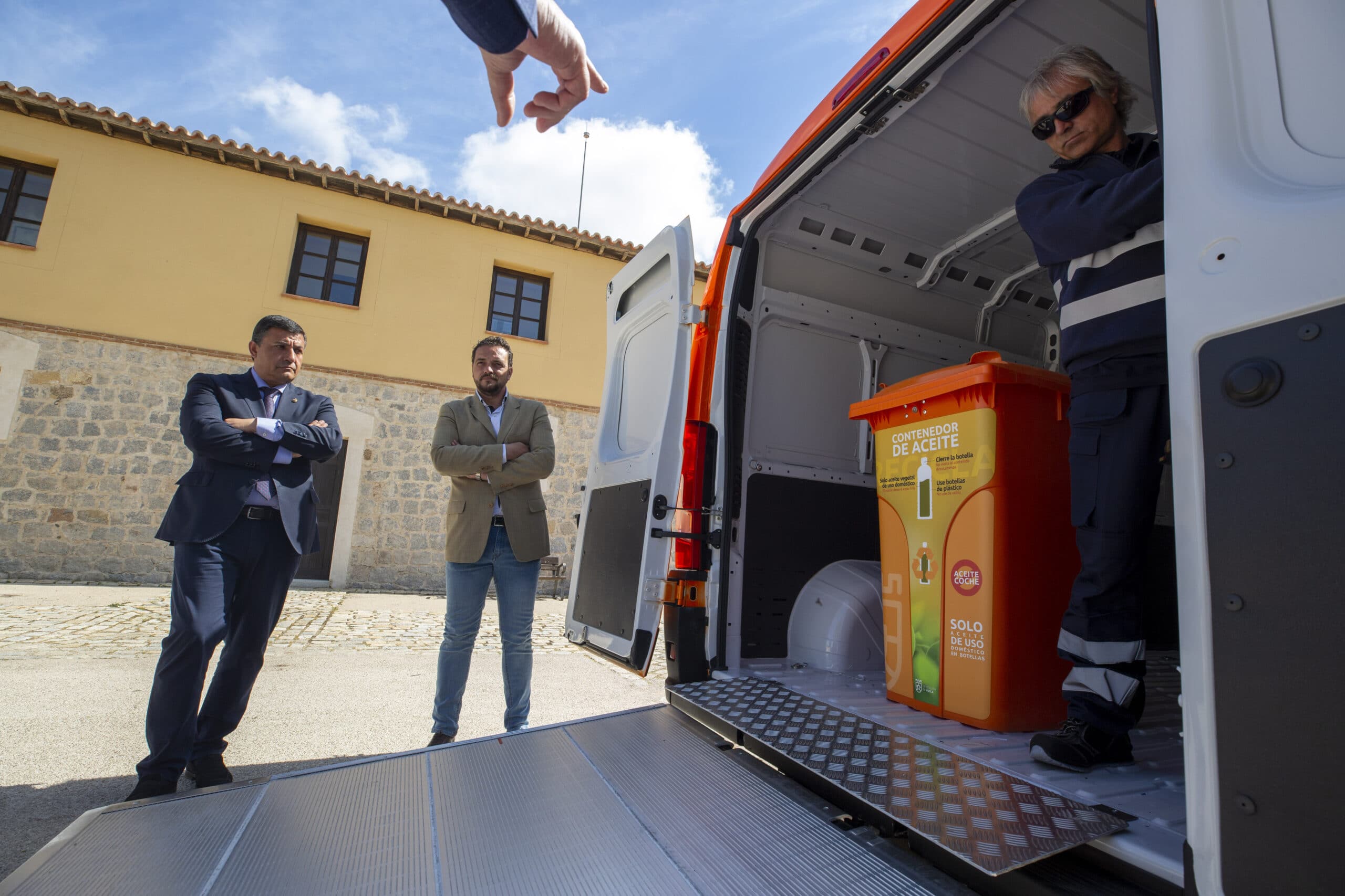 La Diputación de Ávila implanta mil contenedores, un vehículo y dos contratos para recogida de aceite usado