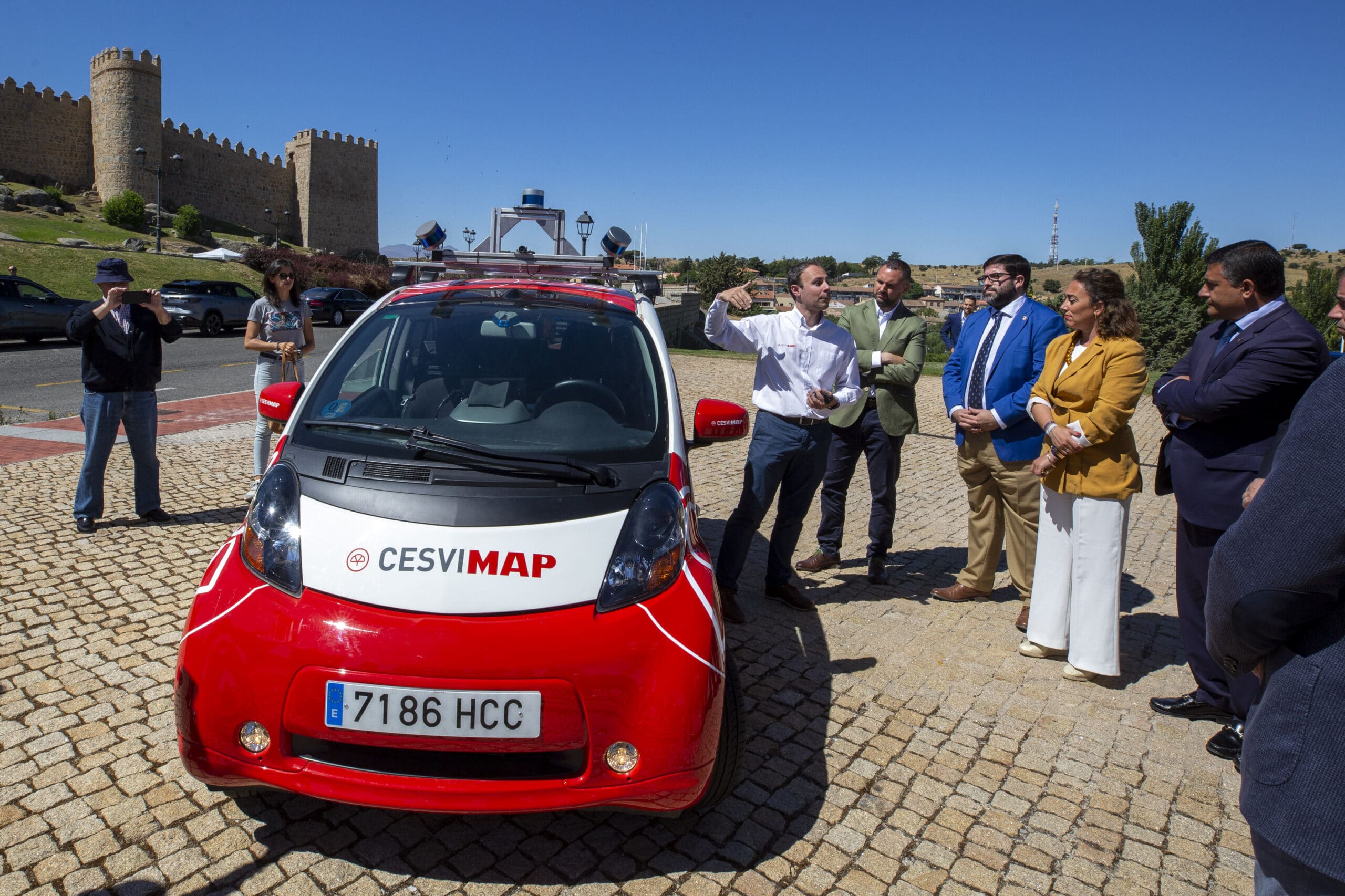 Ávila, pionera en probar un vehículo autónomo, con la consejera de Movilidad a bordo