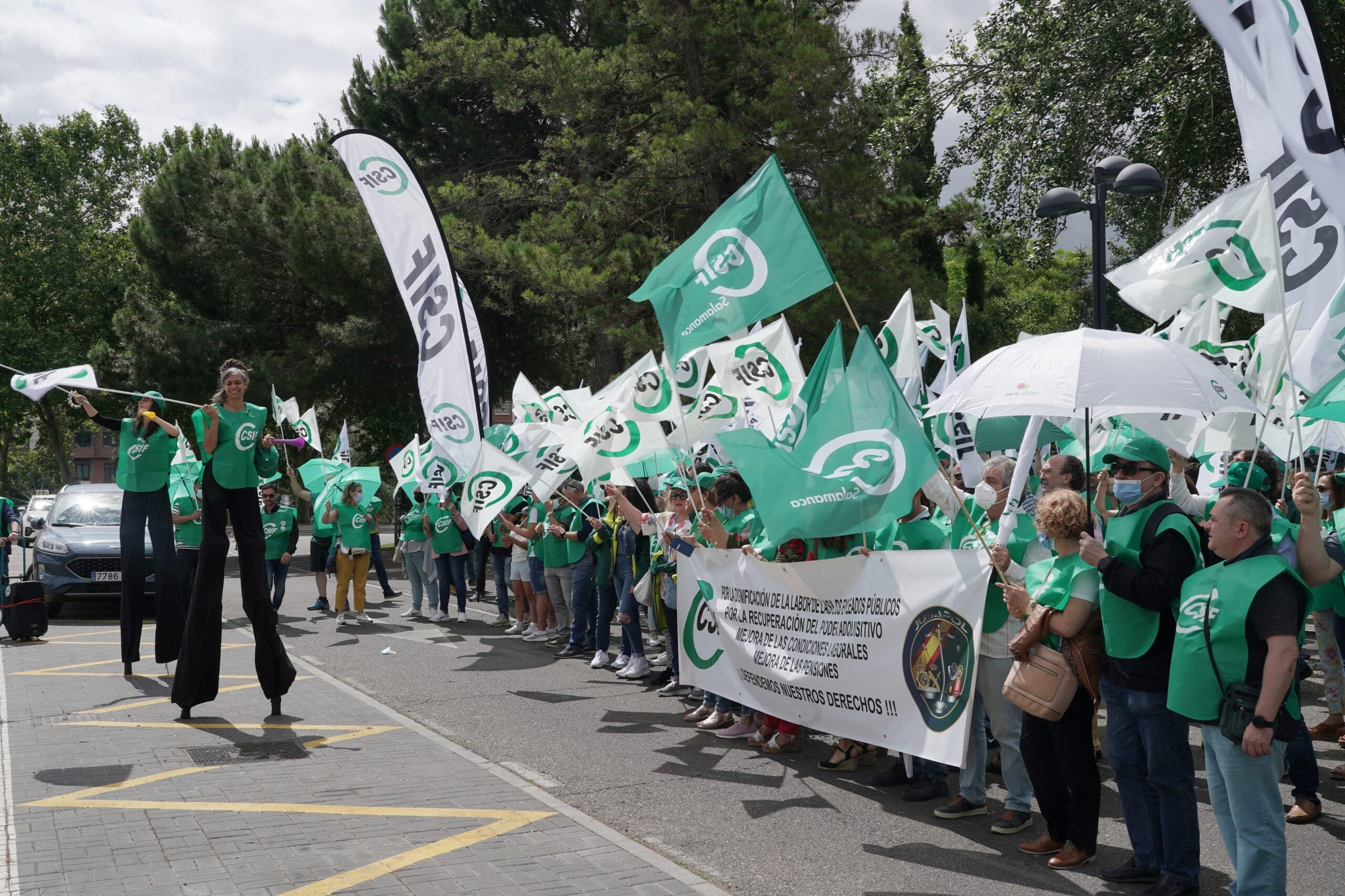 CSIF y Jusapol se manifiestan en Valladolid para pedir la «recuperación salarial» de los funcionarios