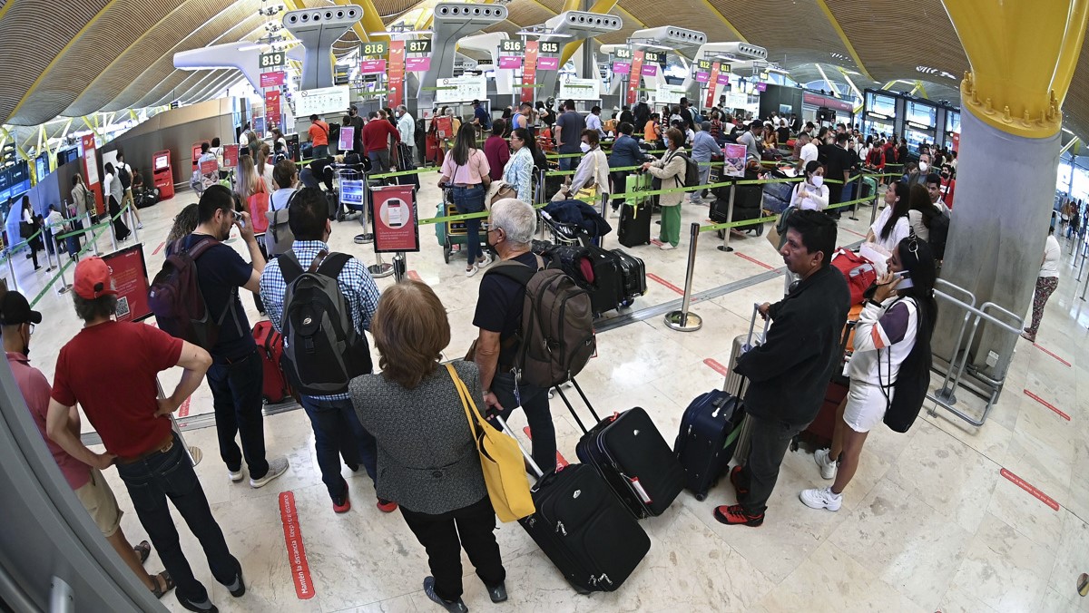 IAG avisa de un verano duro en el tráfico aéreo por las ‘disrupciones’ en los aeropuertos