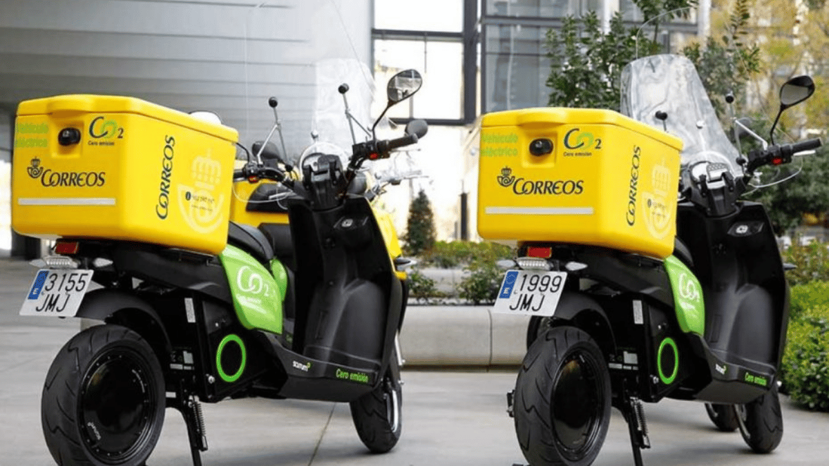 Correos incorpora 400 motos más a su flota de reparto eléctrica cibersegura