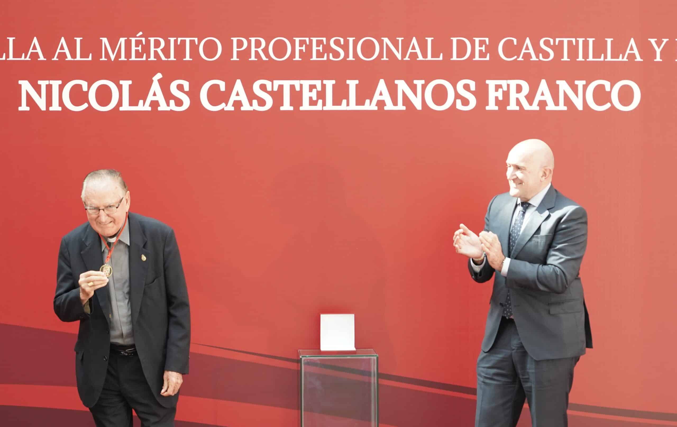 Carnero entrega a Nicolás Castellanos la Medalla al Mérito Profesional