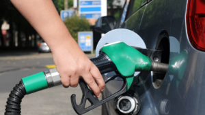 Persona echando gasolina a su coche