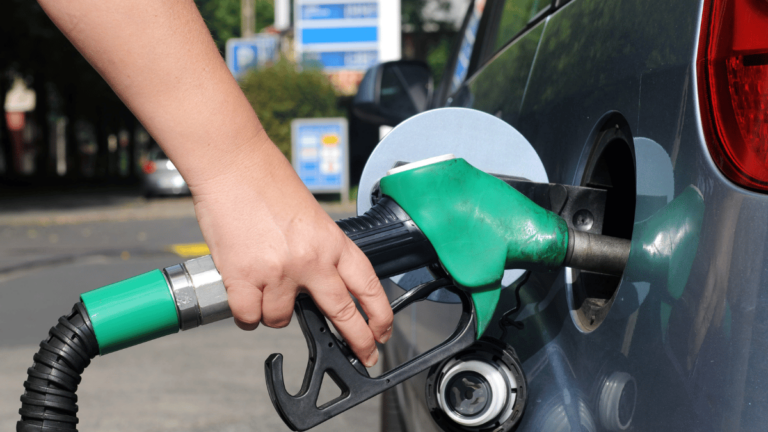 Persona echando gasolina a su coche
