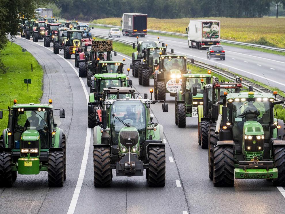 Los agricultores holandeses continúan sus protestas y amenazan con «bloquear el país»