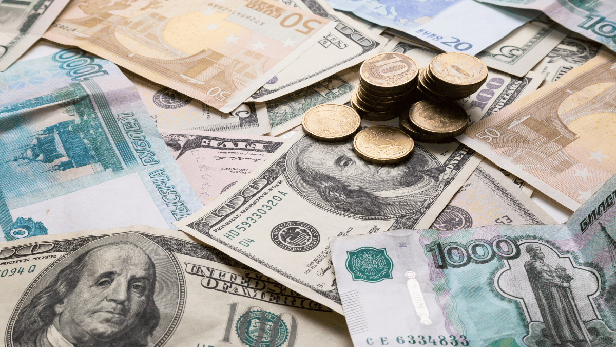 Los inversores cambian euros por dólares ante la incertidumbre internacional