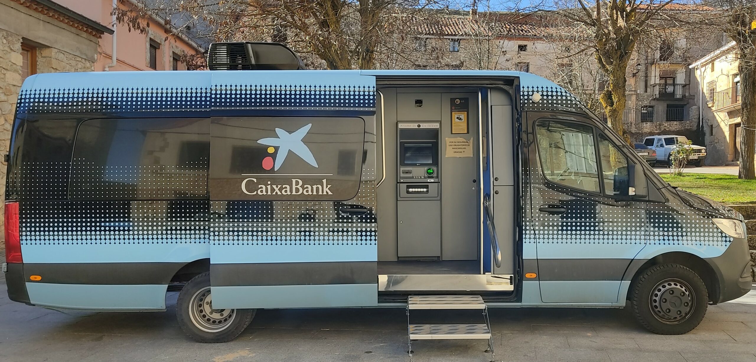 CaixaBank eleva un 45% las localidades en riesgo de exclusión financiera atendidas por sus oficinas móviles