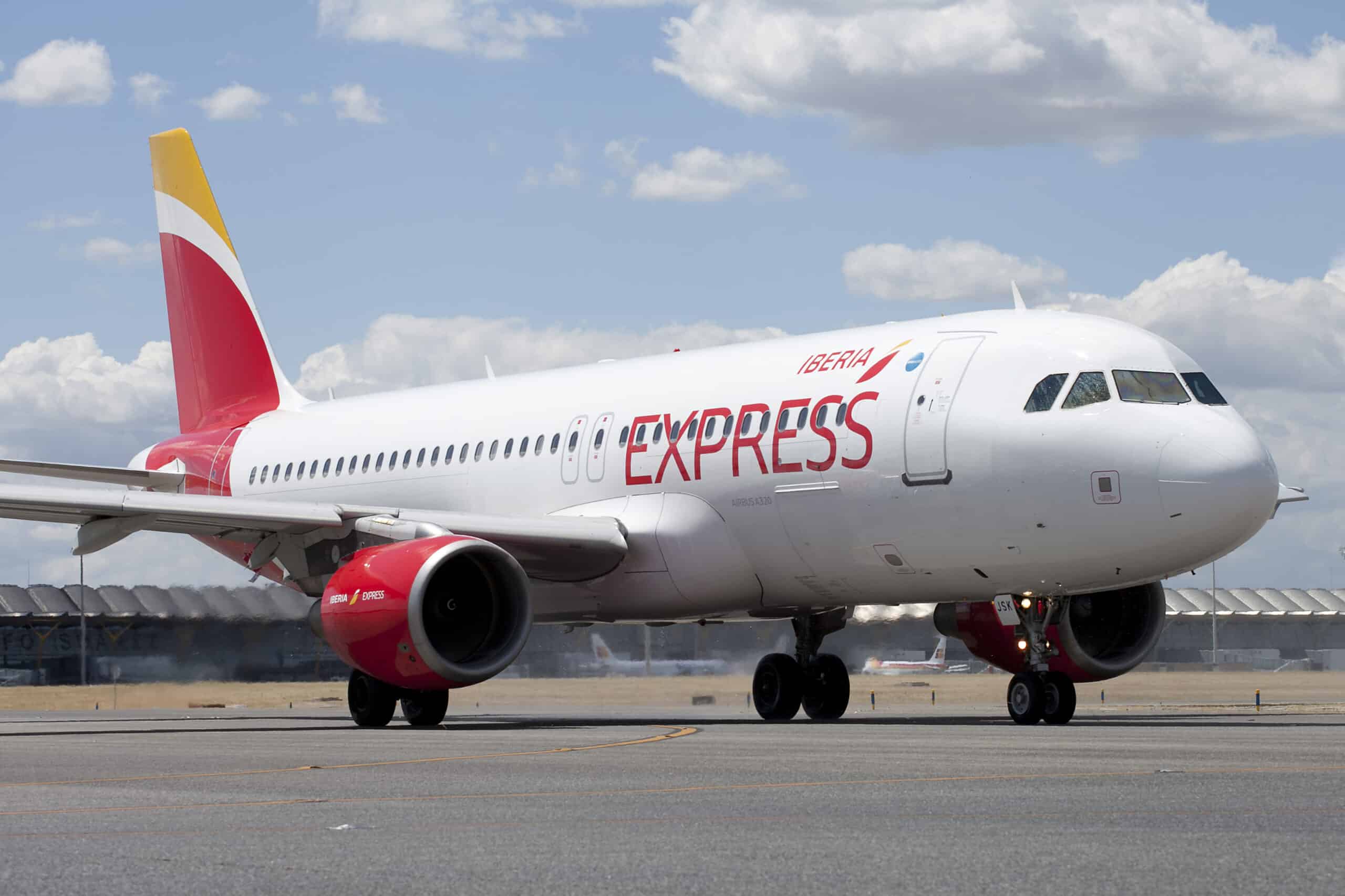 Iberia Express asegura que la subida salarial de un TCP ha sido del 28% desde 2015