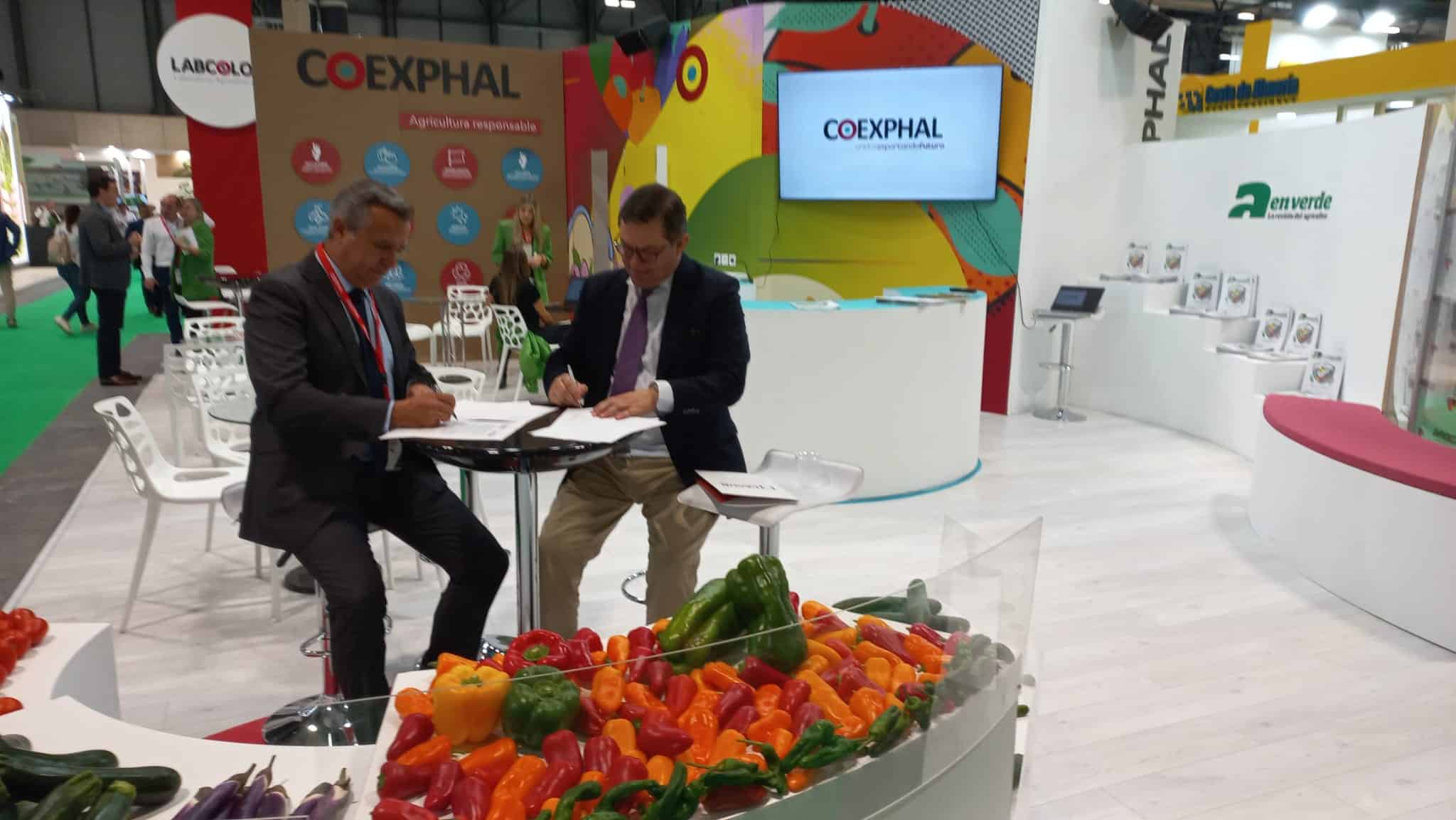 Cesur y Coexphal firman un acuerdo de colaboración para potenciar la innovación en el sector hortofrutícola