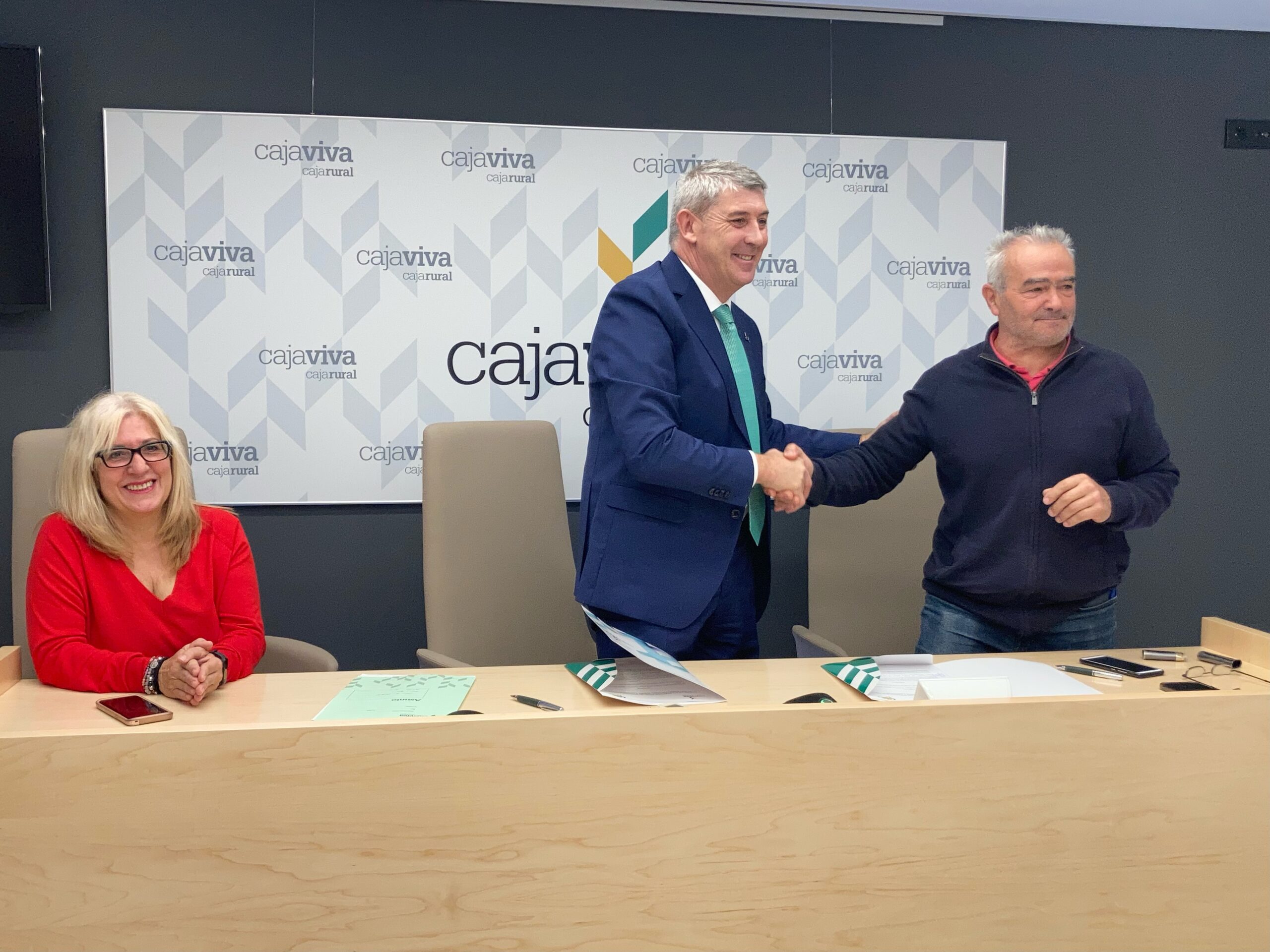 Cajaviva Caja Rural aporta 6.900 euros a Fundación Armentalez para inserción laboral